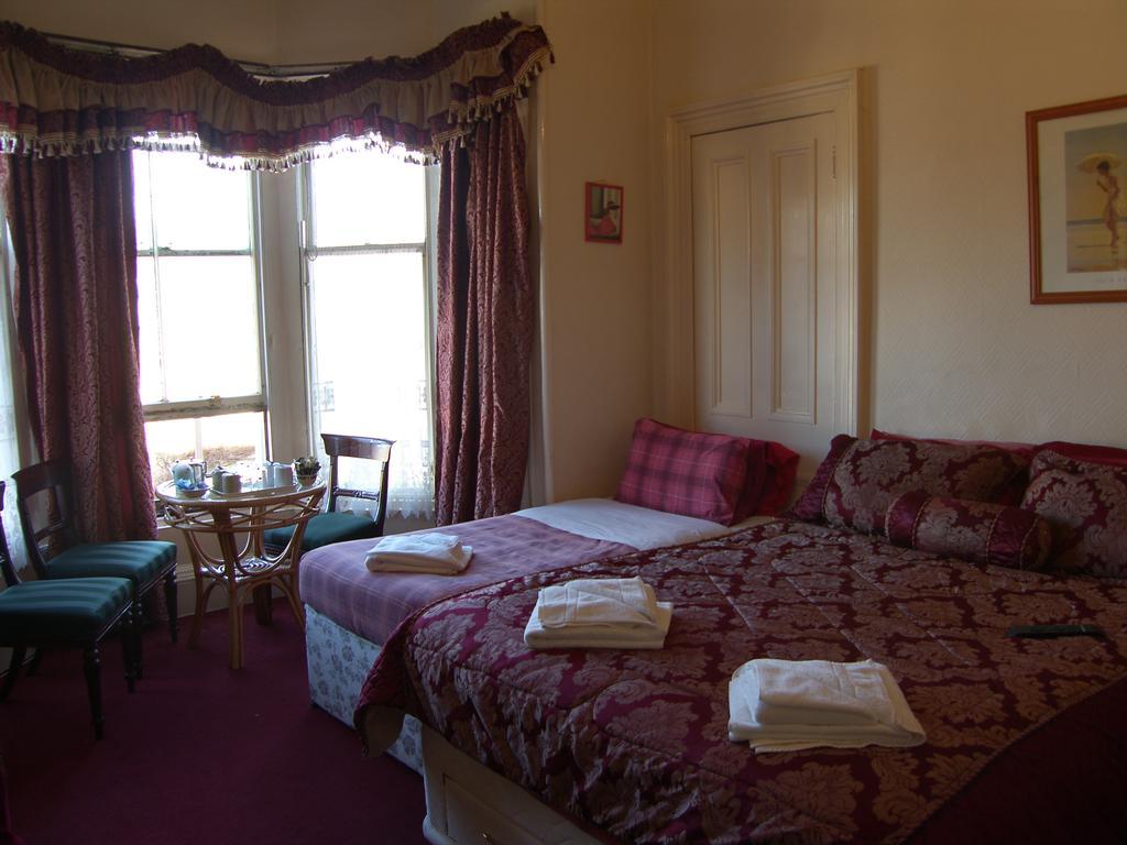 Regis Guest House EDI Pokoj fotografie