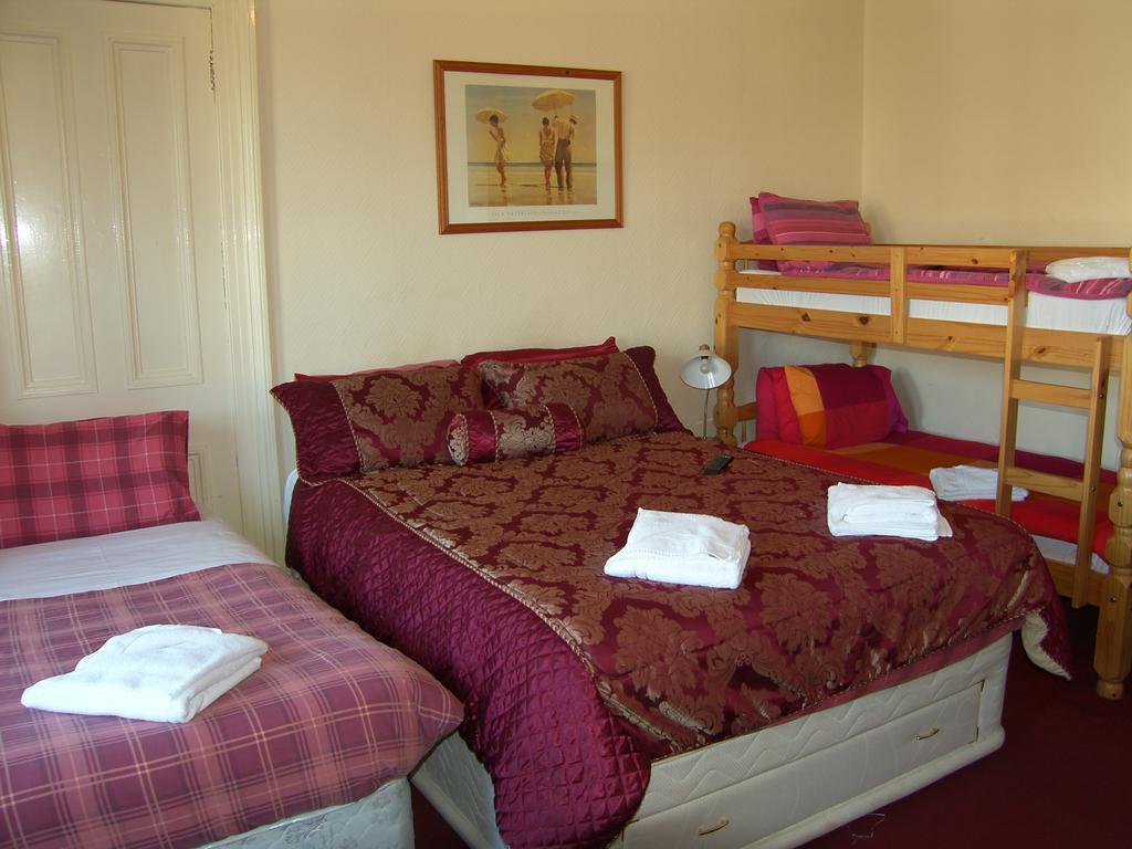 Regis Guest House EDI Pokoj fotografie
