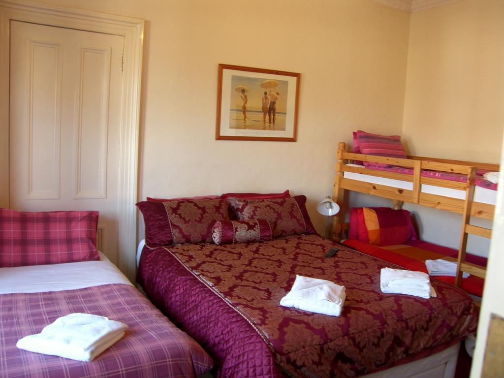Regis Guest House EDI Pokoj fotografie