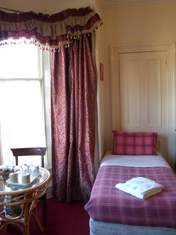Regis Guest House EDI Pokoj fotografie