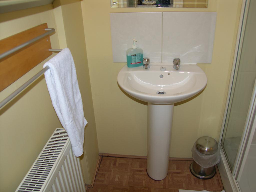 Regis Guest House EDI Pokoj fotografie