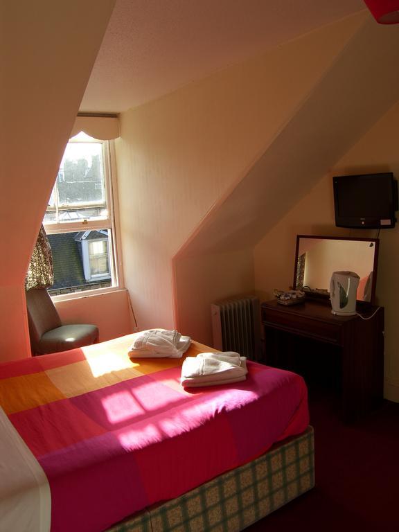 Regis Guest House EDI Pokoj fotografie