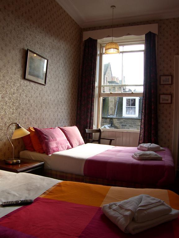 Regis Guest House EDI Pokoj fotografie