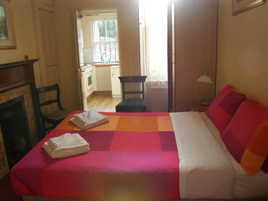 Regis Guest House EDI Pokoj fotografie