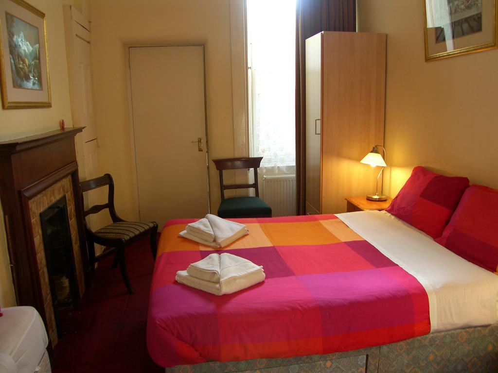 Regis Guest House EDI Pokoj fotografie