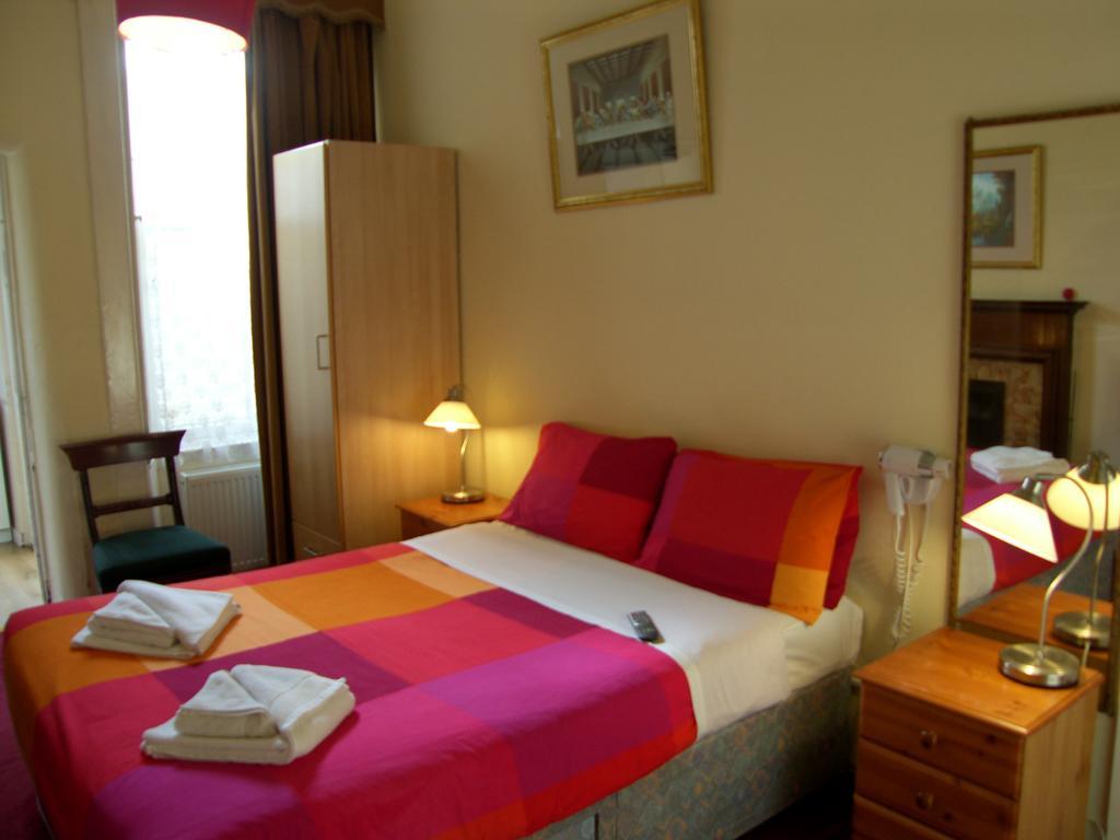 Regis Guest House EDI Pokoj fotografie