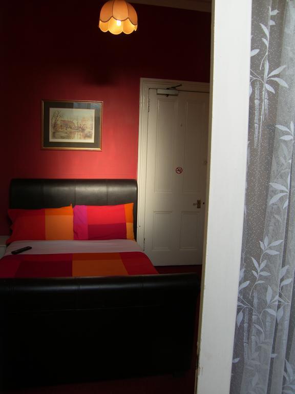 Regis Guest House EDI Pokoj fotografie