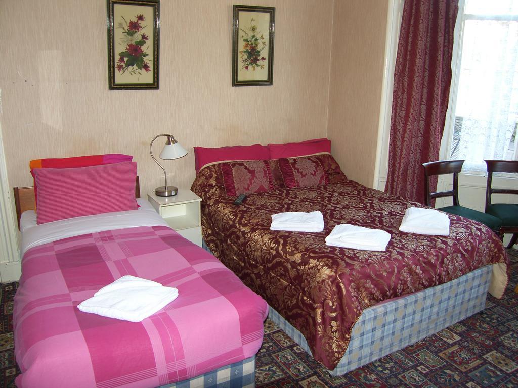 Regis Guest House EDI Pokoj fotografie
